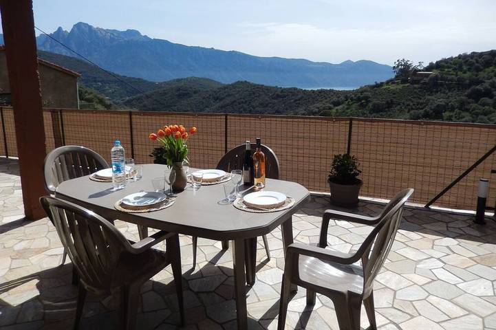 Location de vacances pour 8 personnes, avec Balcon à Osani