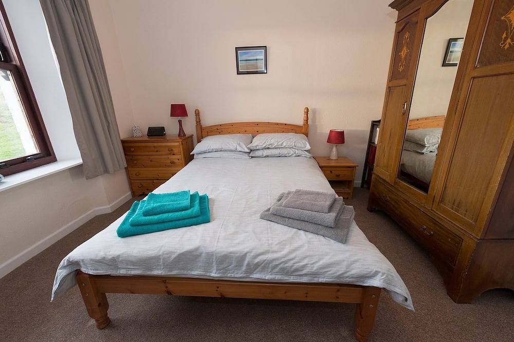Detached spacious Isle of Lewis cottage in tranquil position with loch view in Lewis and Harris, Outer Hebrides