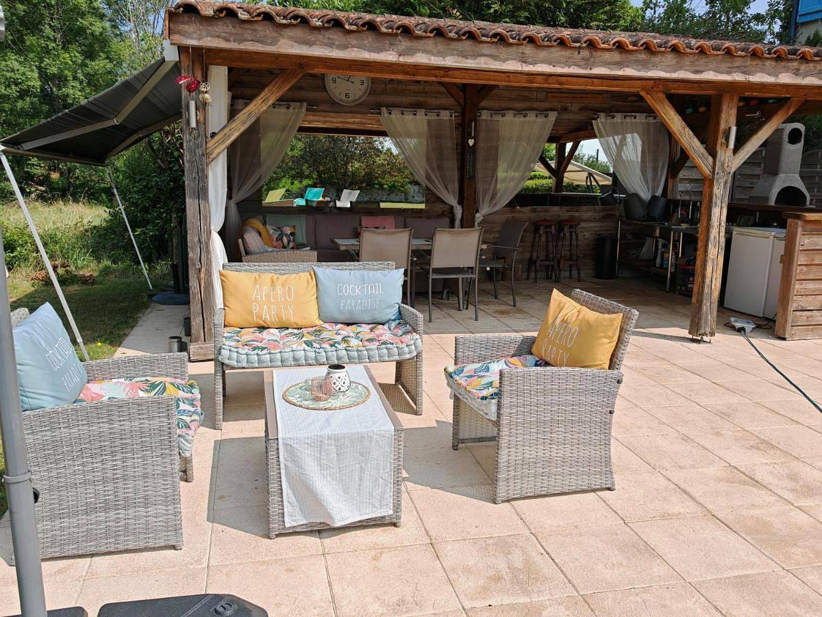 Appartement entier, Three-Bedroom Apartment in Peyrat-de-Bellac, Région de Bellac