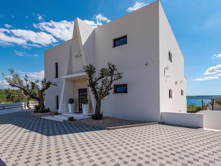 Ferienhaus für 8 Personen, mit Terrasse und Garten sowie Sauna und Pool in Maslenica