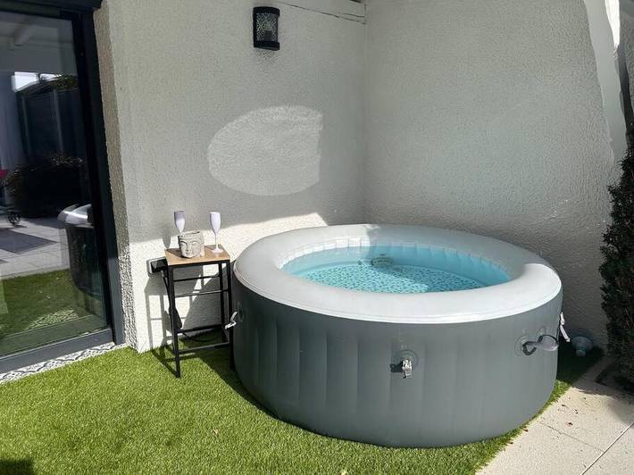 Gîte pour 2 personnes, avec piscine ainsi que jacuzzi et jardin à Bart