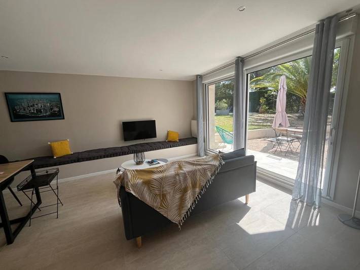 Gîte pour 2 personnes, avec vue ainsi que piscine et jardin dans Thermes de Camoins les Bains - 2