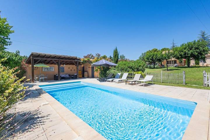 Location de vacances pour 8 personnes, avec piscine ainsi que jardin et vue à Saint-Pierre-de-Vassols
