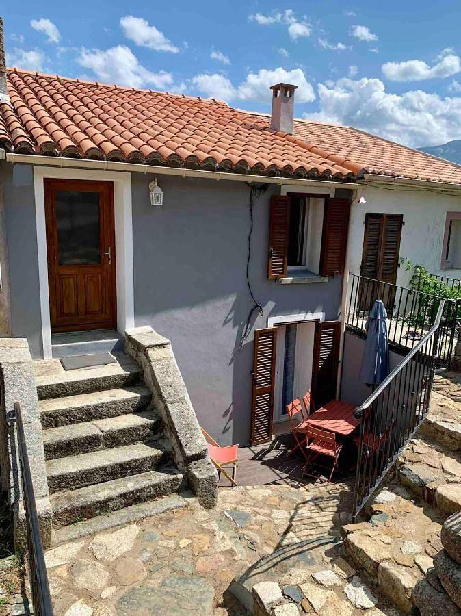 Location de vacances pour 4 personnes, avec vue sur le lac ainsi que vue et terrasse à Lozzi - 2