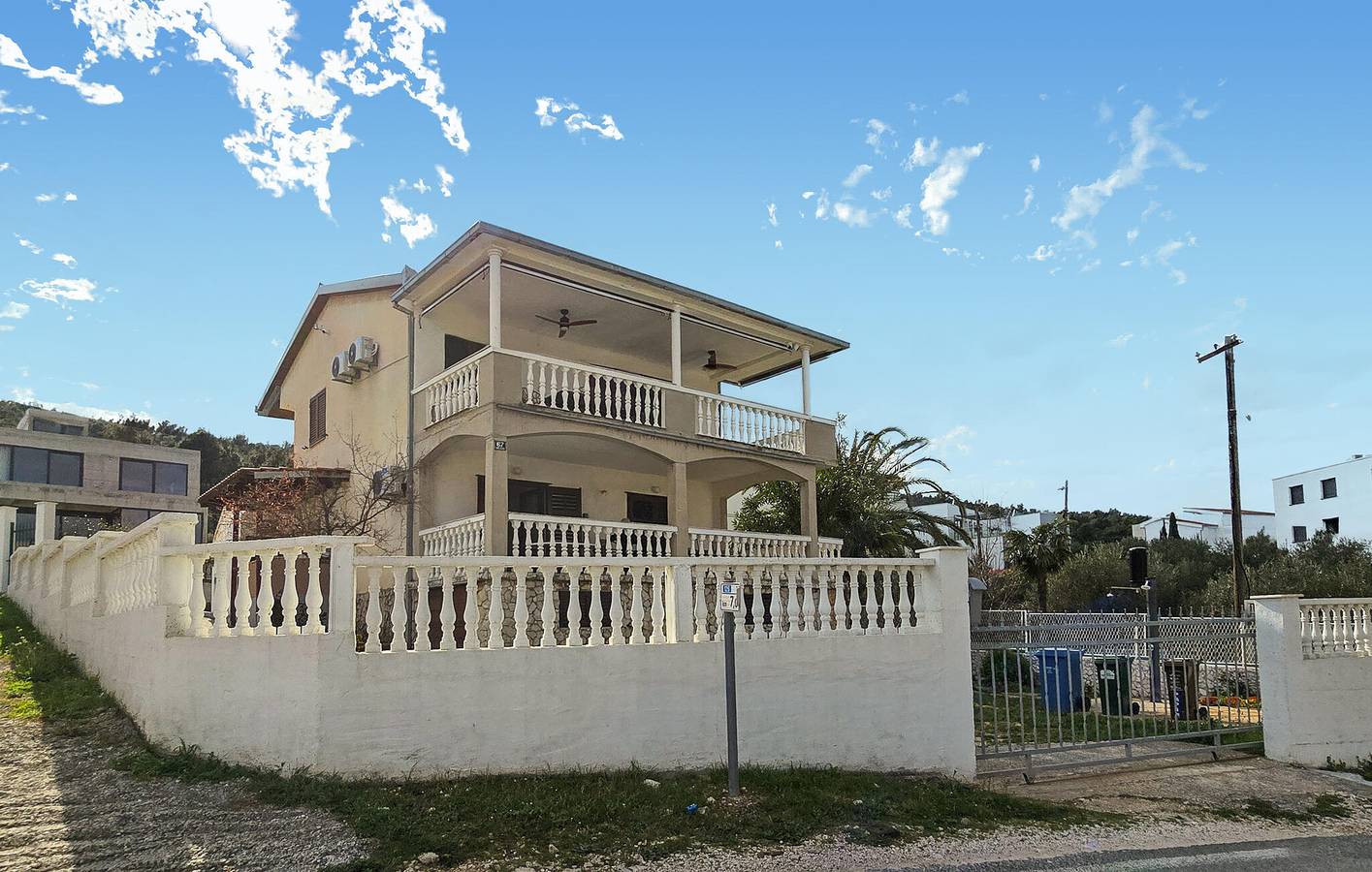 Ganze Ferienwohnung, Charmantes Apartment mit Terrasse, 1,5 km vom Strand von Lumbrelin entfernt in Slatine, Ciovo