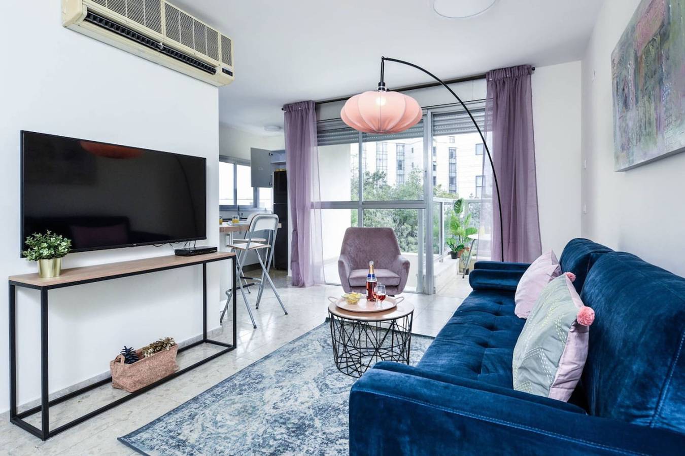 Entire apartment, Charming 1Br Apt with Balcony By Sea N' Rent in Tel Aviv, Tel Aviv District
