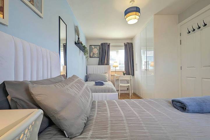 Spacious 5Br home on Marmaduke Street with 2 bathrooms, full kitchen, bright dining area, and private garden. Free on-site parking. Close to city centre, Anfield Stadium, and major attractions—ideal for families, groups, or business stays. in Liverpool, Merseyside