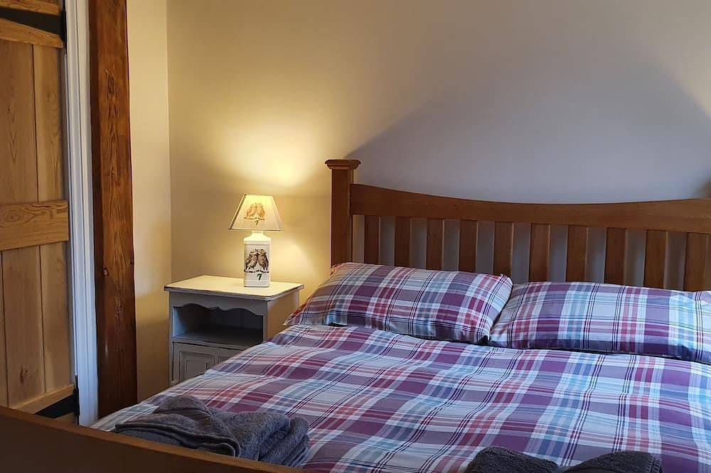 Woodpecker Lodge, a secluded log cabin in beautiful north Devon in Devon
