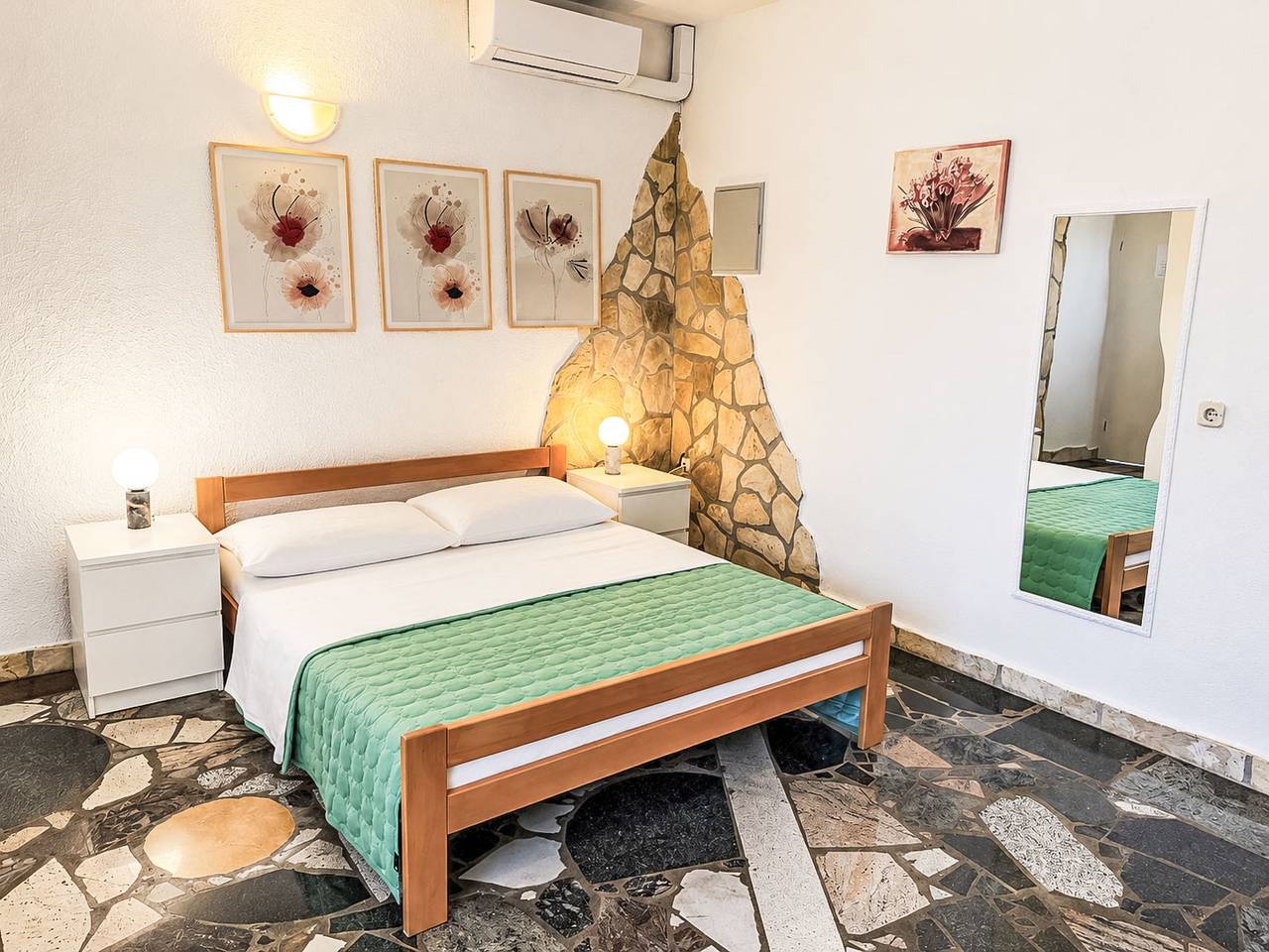 Ganze Wohnung, Ein Apartment im Ferienhaus Zweirosen in Valbandon, Südküste Istrien