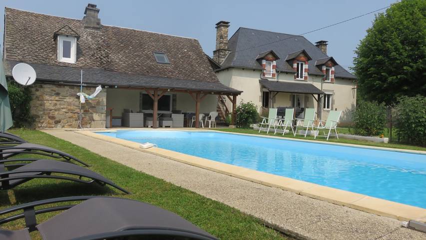 Gîte pour 14 personnes, avec piscine ainsi que jardin et terrasse