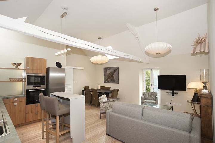 Location de vacances pour 8 personnes, avec Jacuzzi ainsi que Terrasse et Jardin dans le Cher