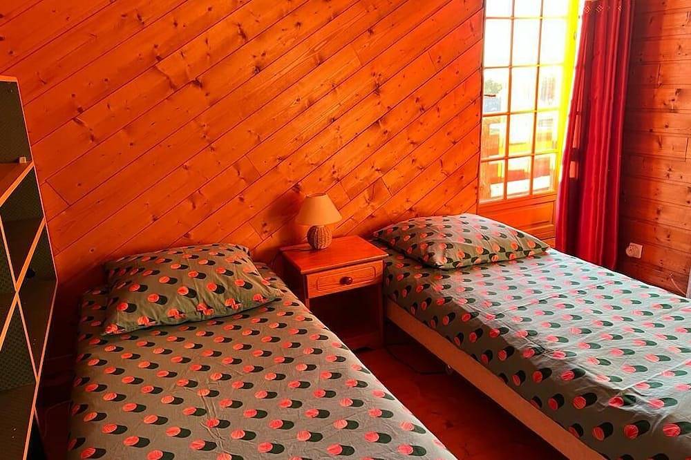 Traditional log cabin with Jacuzzi and wooded garden in the Cévennes in Camprieu, Saint-Sauveur-Camprieu
