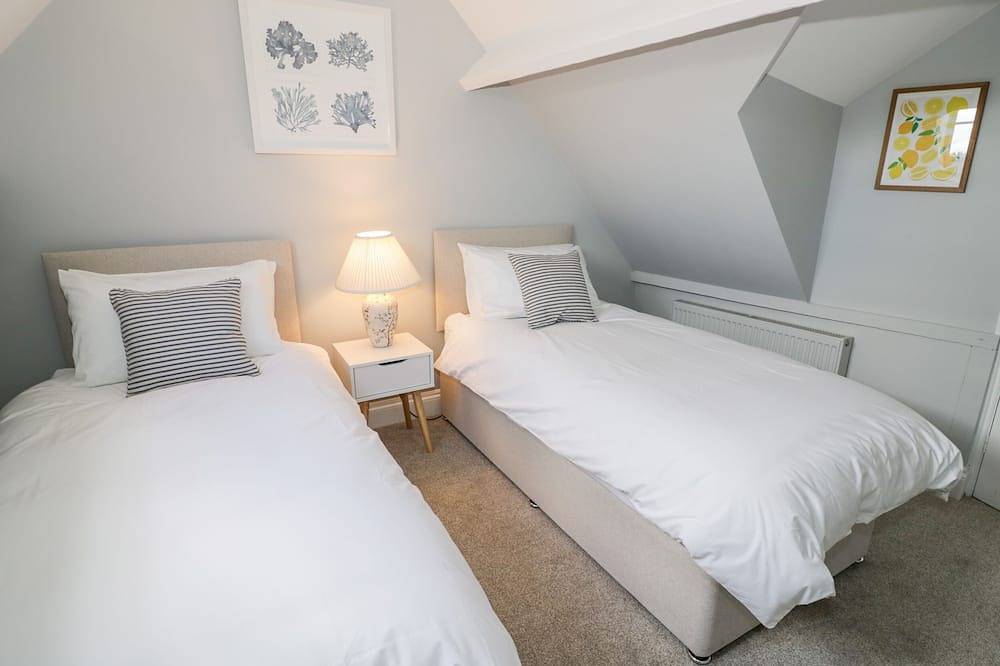 Ashton House, pet friendly, character holiday cottage in Blockley in Blockley, Gloucestershire