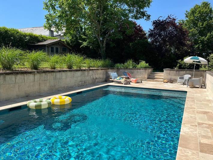 Chambre d’hôte pour 2 personnes, avec Terrasse et Jacuzzi ainsi que Jardin et Piscine à Seuilly