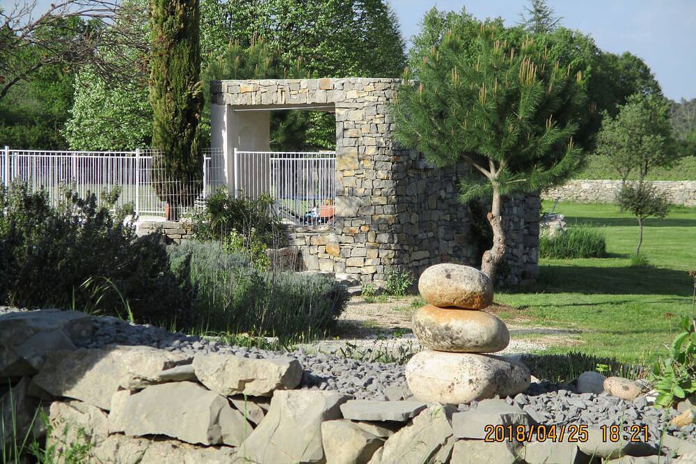 Südliche Ardèche Mazet mit privatem Pool, großer flacher Garten in Les Vans, Parc naturel régional des Monts d'Ardèche