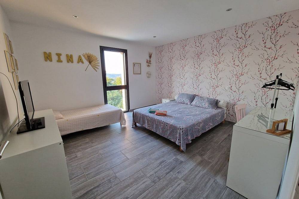 Quiet modern villa with swimming pool in Le Tignet, Mittelmeerküste (Frankreich)