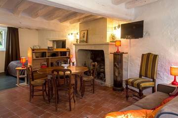 Gîte pour 4 personnes, avec terrasse et piscine dans Rou-Marson