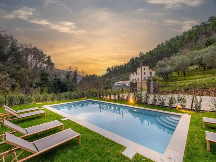 Agriturismo per 8 persone, con giardino e piscina, adatto a famiglie con bambini a Lucca