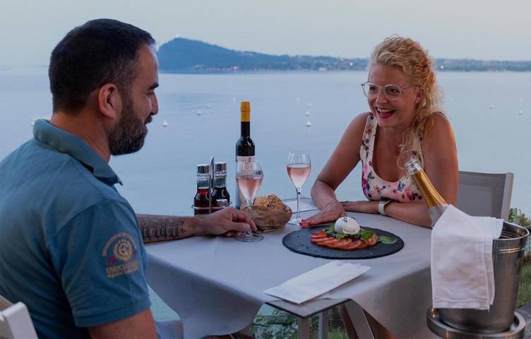 Camping für 5 Personen, mit Sauna und Whirlpool sowie Garten und Pool, kinderfreundlich in San Felice del Benaco - 2