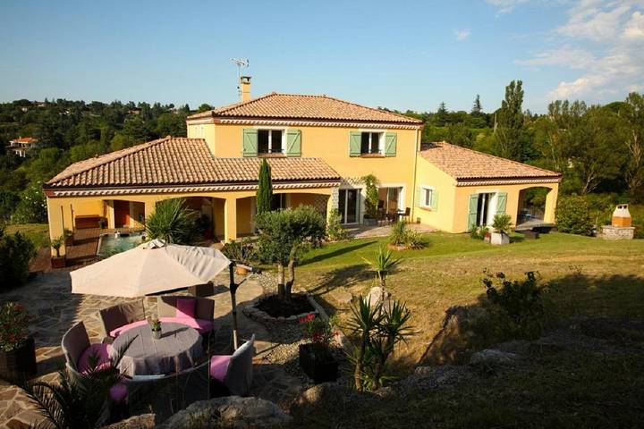 Gîte pour 15 personnes, avec Jacuzzi et Terrasse ainsi que Jardin et Piscine