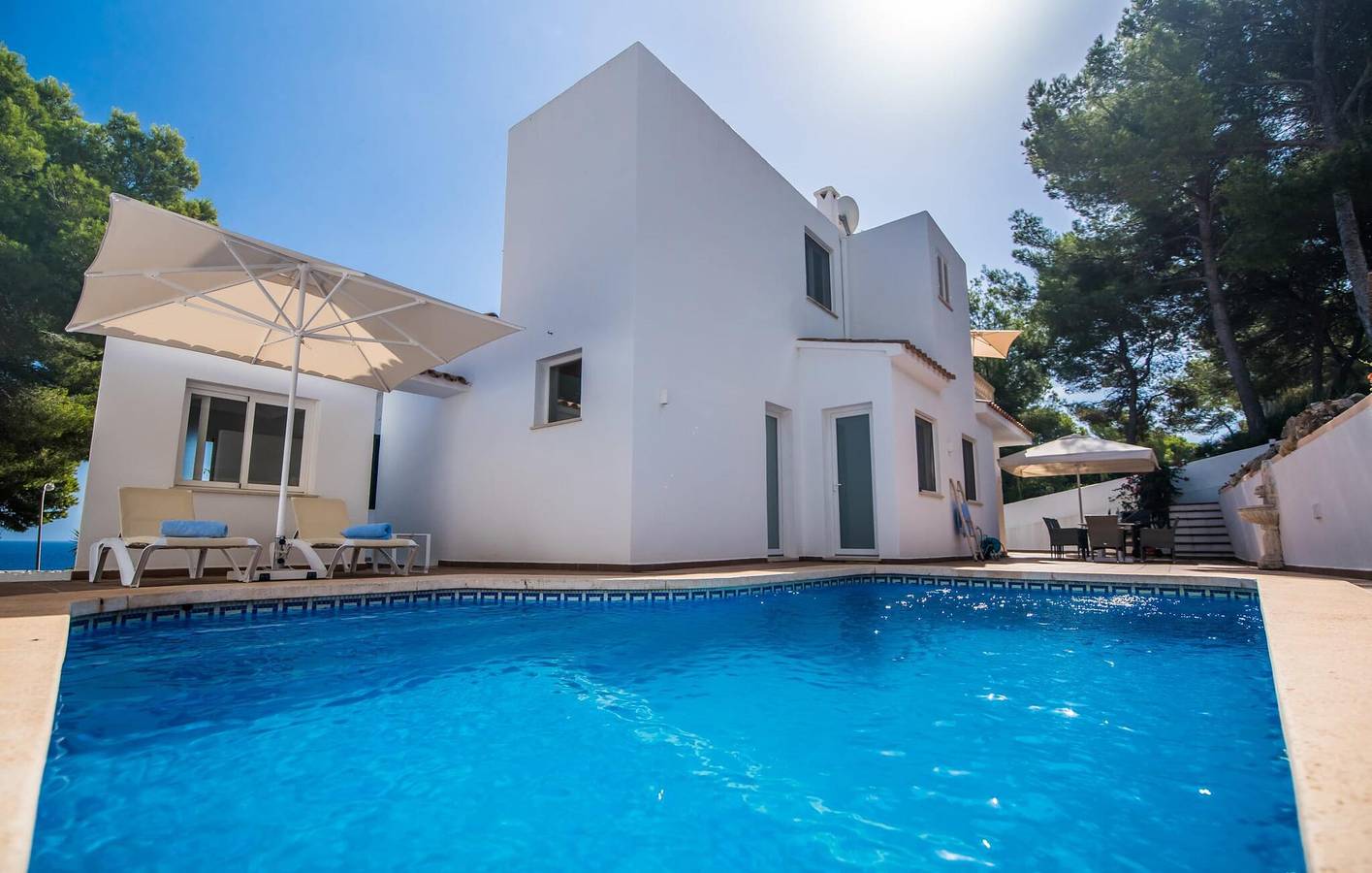 Seaside Terrace Apartment with Pool & BBQ, 500m to Cala de n´Aladern in Cala Provençal, Capdepera