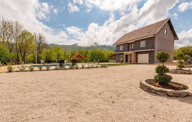 Ferienhaus für 8 Personen, mit Terrasse und Whirlpool sowie Garten - 1