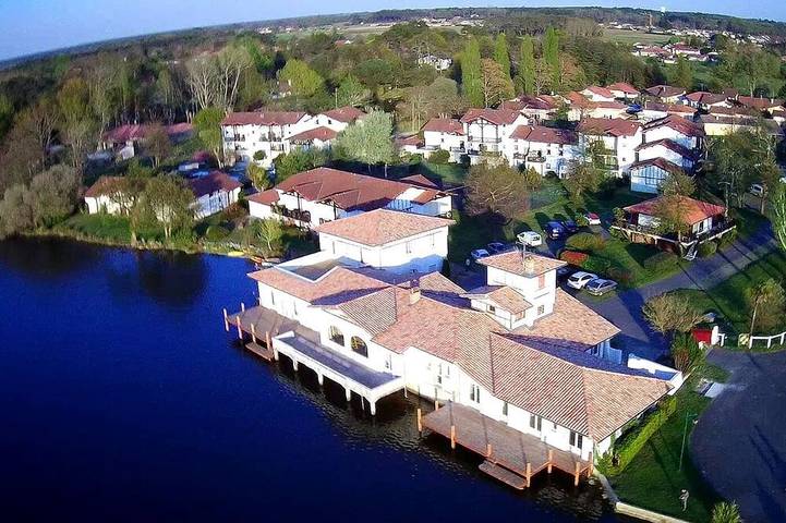 Location de vacances pour 8 personnes, avec piscine et terrasse dans Etang De Soustons