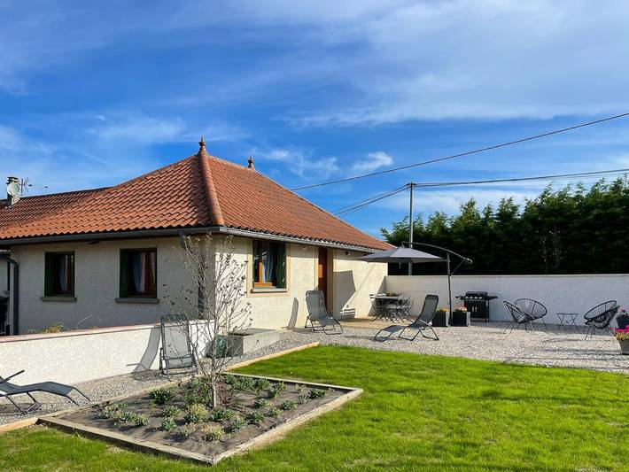 Gîte pour 4 personnes, avec terrasse et jardin dans Doissin
