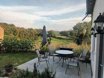 Gîte pour 4 personnes, avec jardin ainsi que piscine et vue, adapté aux familles dans Virlet