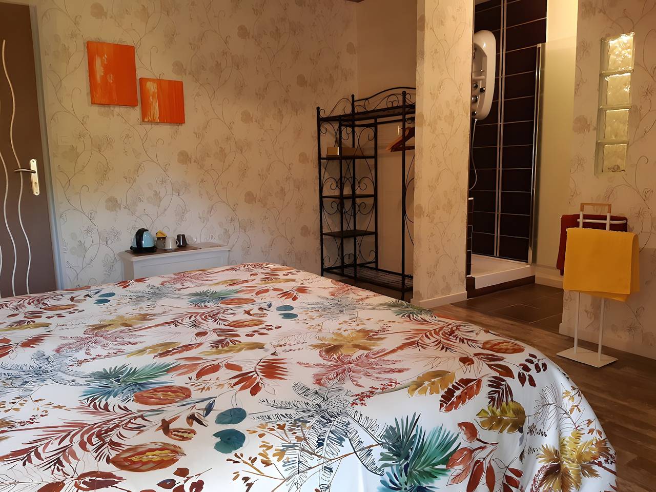 Bed and Breakfast 'Escargot De Bourgogne' with Shared Pool, Shared Terrace and Wi-Fi in Igornay, Autun region