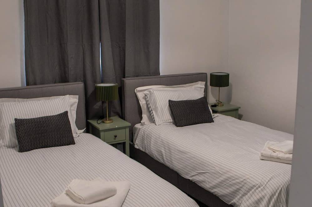 Comfy 3-bedroom house with Wifi and parking in Stevenage in Stevenage, Hertfordshire