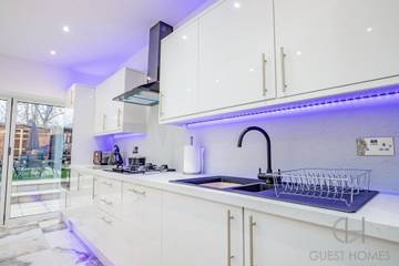 Holiday Rental for 8 People in Southampton, South East England, Photo 2