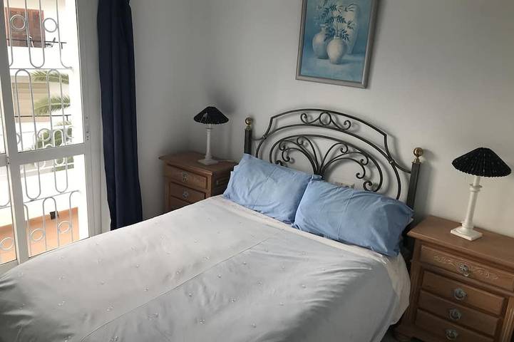 Ganze Wohnung, Penthouse mit Meer- und Bergblick und Gemeinschaftspool in Playa Carabeíllo, Nerja