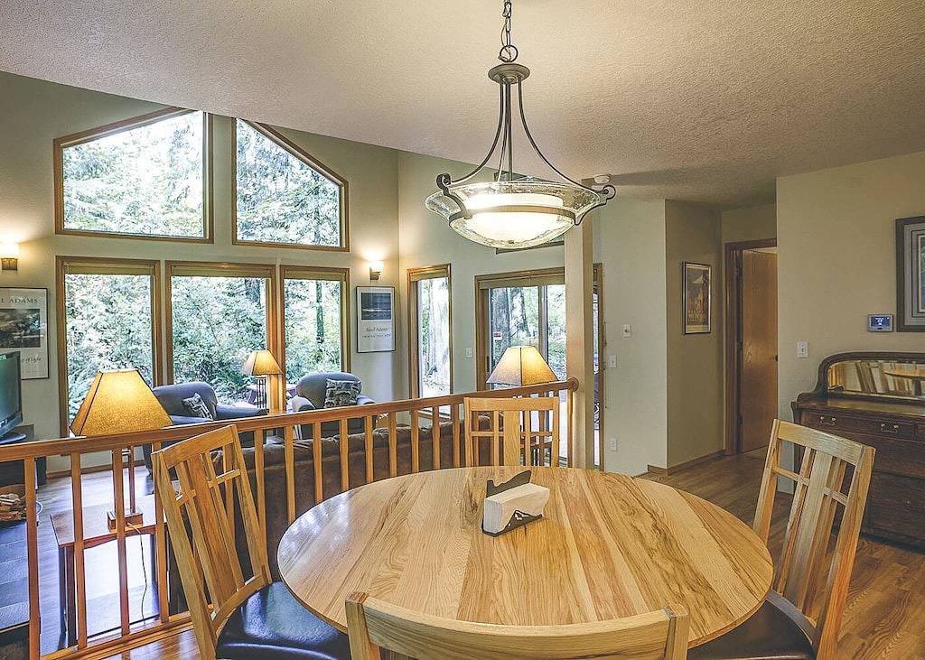 Salmonberry Retreat on the River, Fireplace, Hot Tub. Dogs Welcome in Welches, Mount Hood