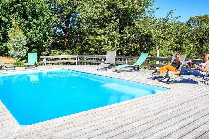 Gîte pour 10 personnes, avec jardin et piscine à Larroque