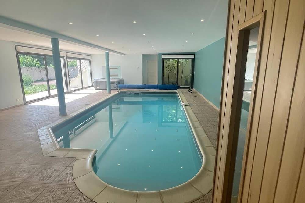 Maison Villa 15min Orly 20min Paris avec piscine, Spa, sauna et salle fitness in Villeneuve-le-Roi, Val-de-Marne