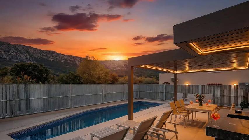 Villa für 8 Personen, mit Sauna und Pool sowie Terrasse in Baska