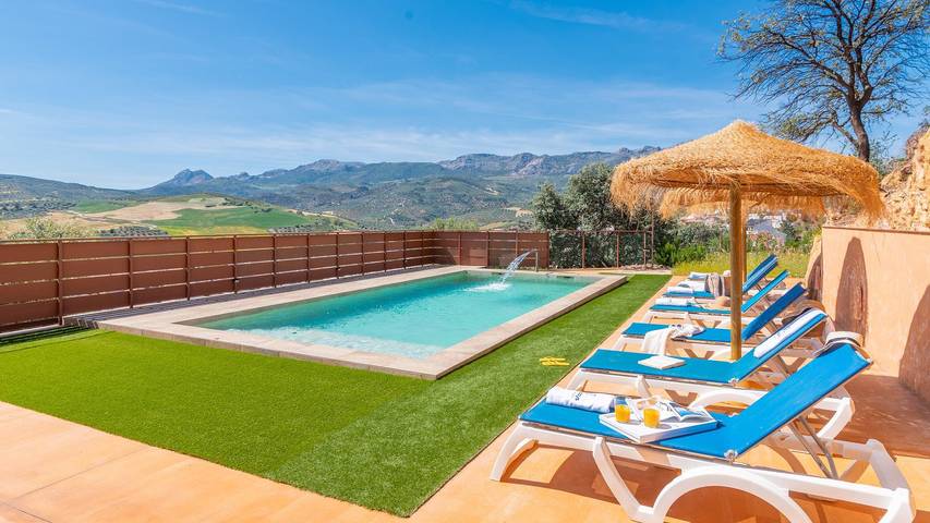 Ferienhaus für 9 Personen, mit Balkon/Terrasse und Pool