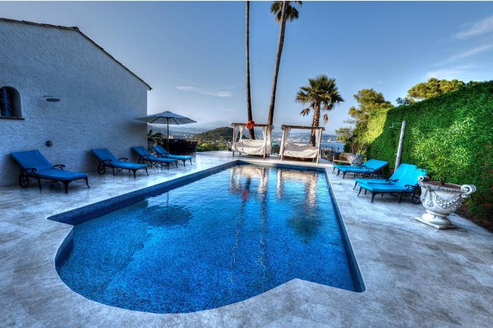 Villa pour 12 personnes, avec jardin ainsi que piscine et jacuzzi, adapté aux familles à Théoule-sur-Mer