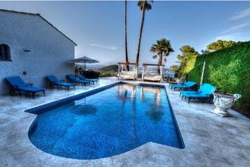 Villa pour 12 personnes, avec jacuzzi ainsi que piscine et jardin, adapté aux familles à Théoule-sur-Mer