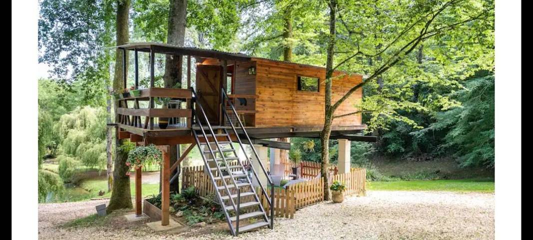 Gîte pour 4 personnes, avec vue sur le lac et jardin ainsi que terrasse et vue à Maupas