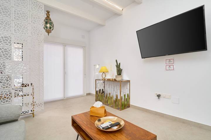 Apartamento entero, Apartamento 'Portichuelo Majuelo Melocotón' con Wi-Fi y aire acondicionado in Playa San Cristobal, Almuñecar