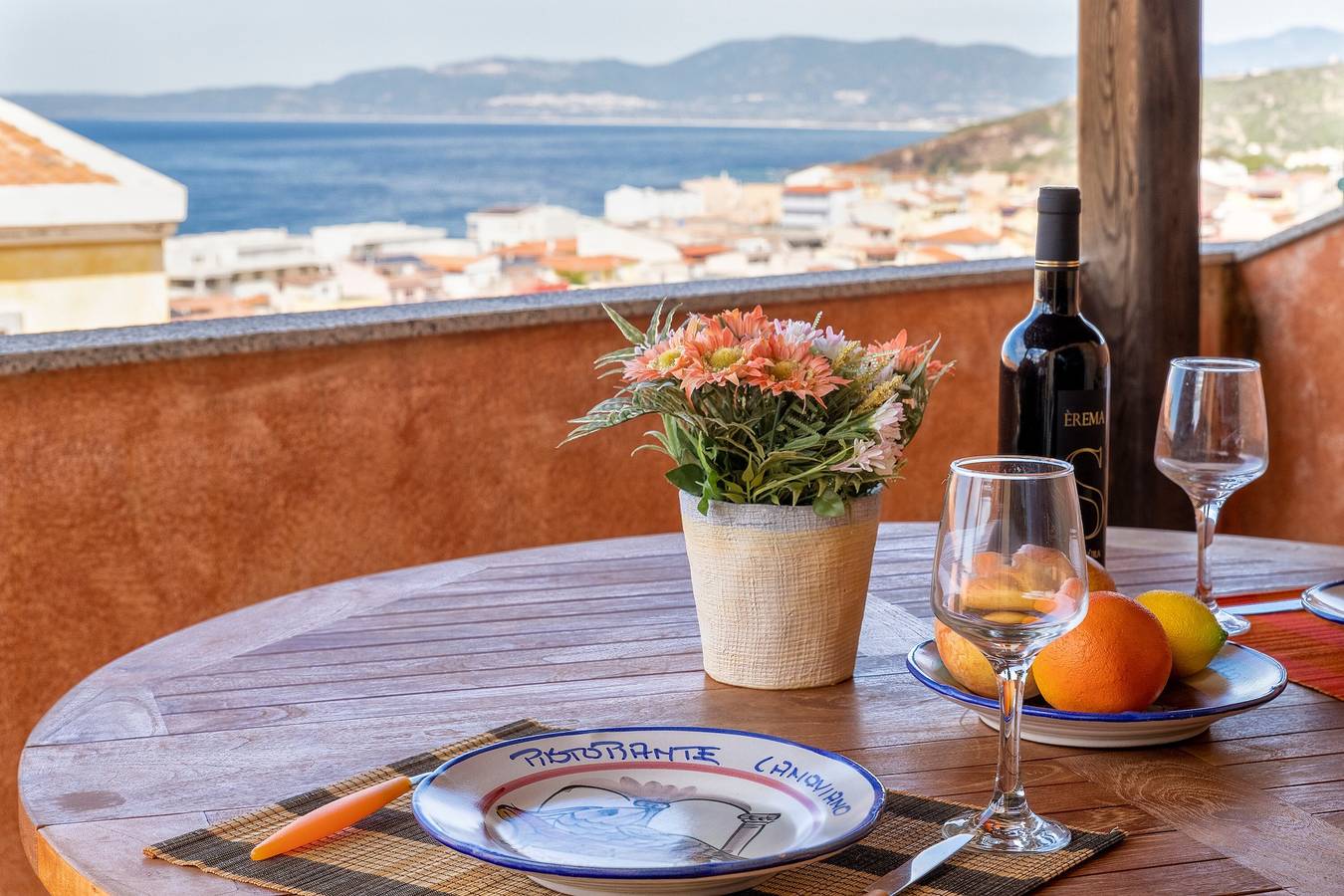 Ganze Wohnung, Ferienwohnung 'Bella Vista Castelsardo' mit Meerblick, Balkon und Klimaanlage in Castelsardo, Sassari Provinz