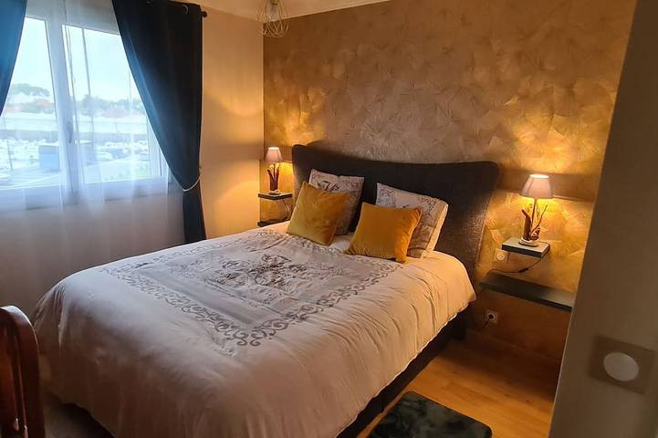 Ganze Wohnung, Le Panoramic - 180° sea view & port - Balcony - Elevator - Garage - Waterfront in Saint-Benoît-de-l'Aure, Bayeux und Umgebung