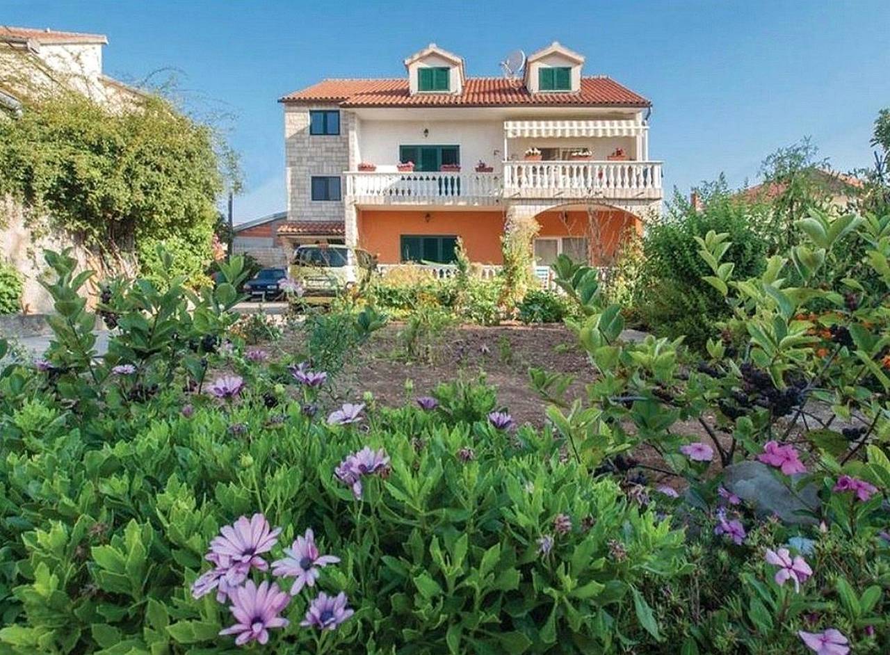 Ganze Wohnung, 2-Zimmer-Ferienwohnung mit Terrasse Zablace, Sibenik A-22255-a in Sibenik, Šibenik-Knin