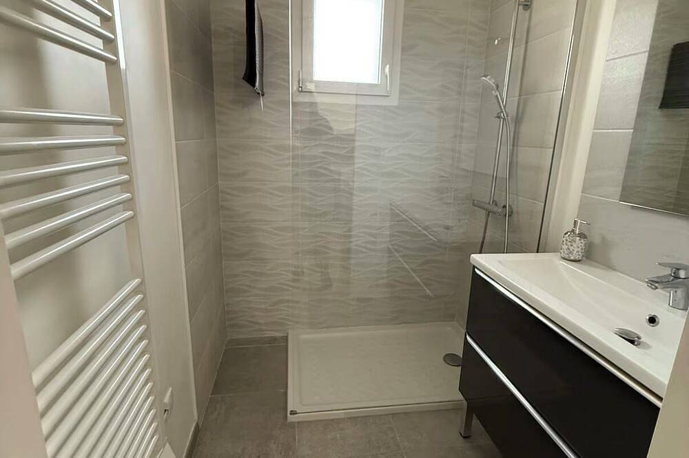 Entire apartment, Le Balcon du ponant- T3 with terrace/view of park in Port-Saint-Louis-du-Rhône, Arles region