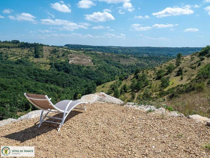 Location de vacances pour 2 personnes, avec Jacuzzi et Terrasse ainsi que Jardin et Vue à Mouret (Aveyron) - 2