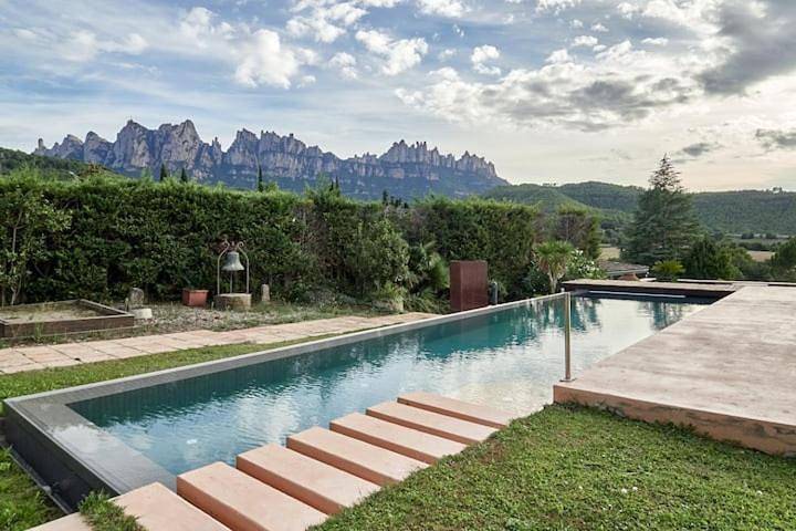 Casa rural para 14 personas, con piscina además de terraza y vistas, Se admiten mascotas en Castellbell y Vilar