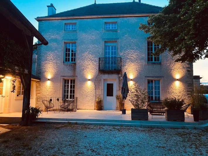 Location de vacances pour 12 personnes, avec Balcon et Terrasse ainsi que Jardin et Piscine à Is-sur-Tille
