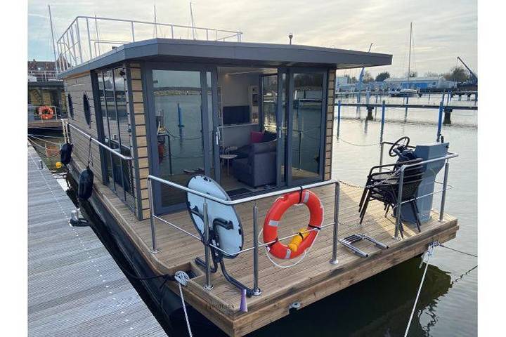 Boot für 3 Personen, mit Terrasse und Sauna sowie Ausblick in Barth
